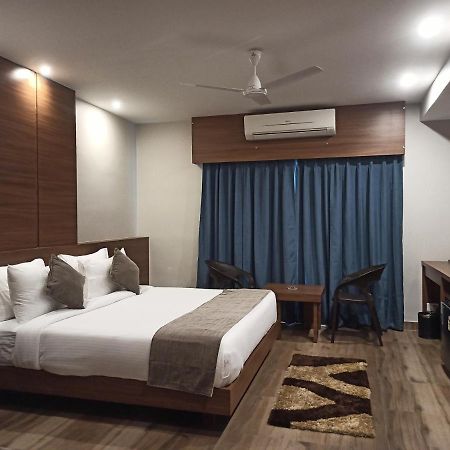 Hotel Tree Fern ดิบรูการ์ ภายนอก รูปภาพ