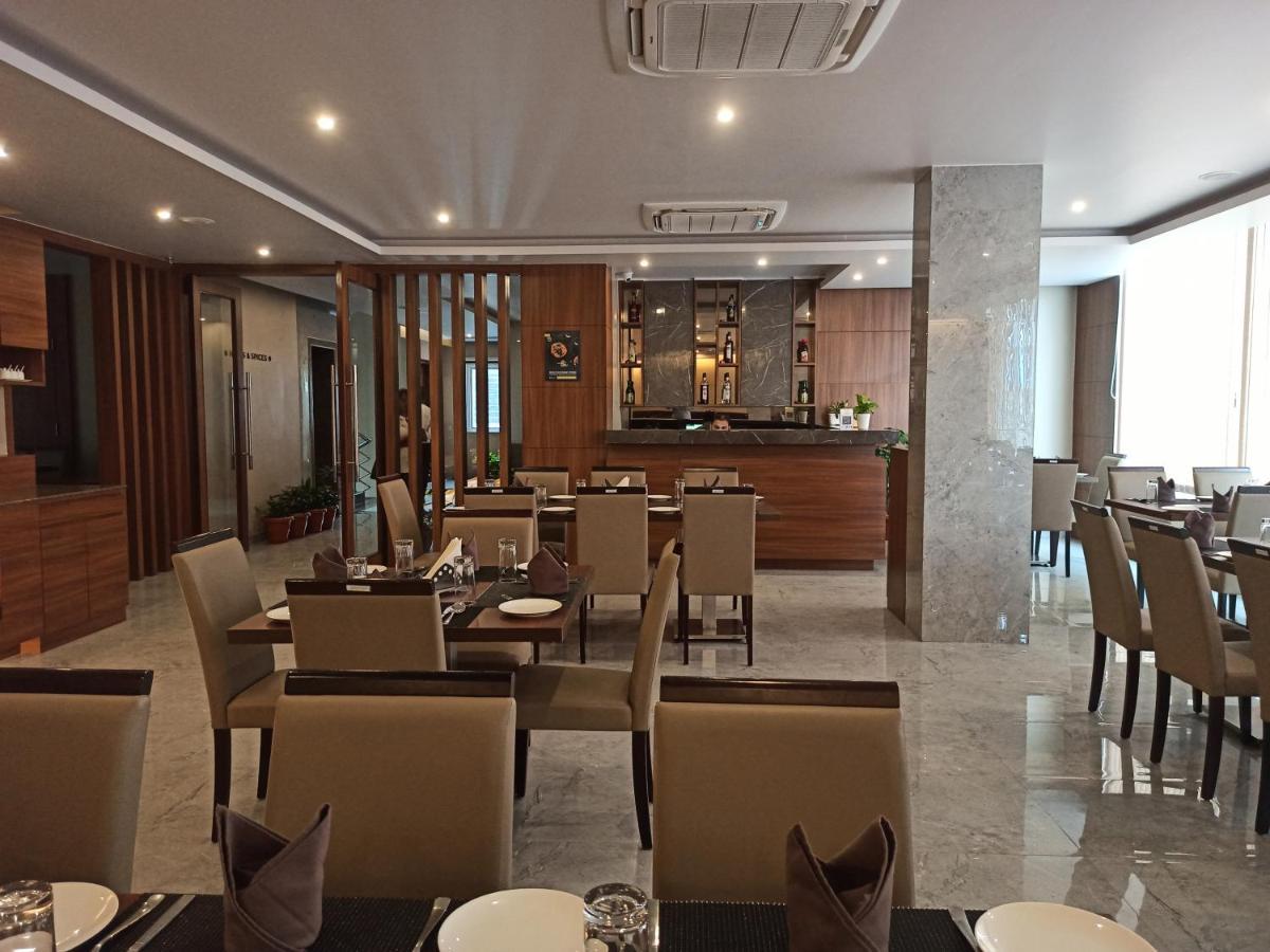 Hotel Tree Fern ดิบรูการ์ ภายนอก รูปภาพ