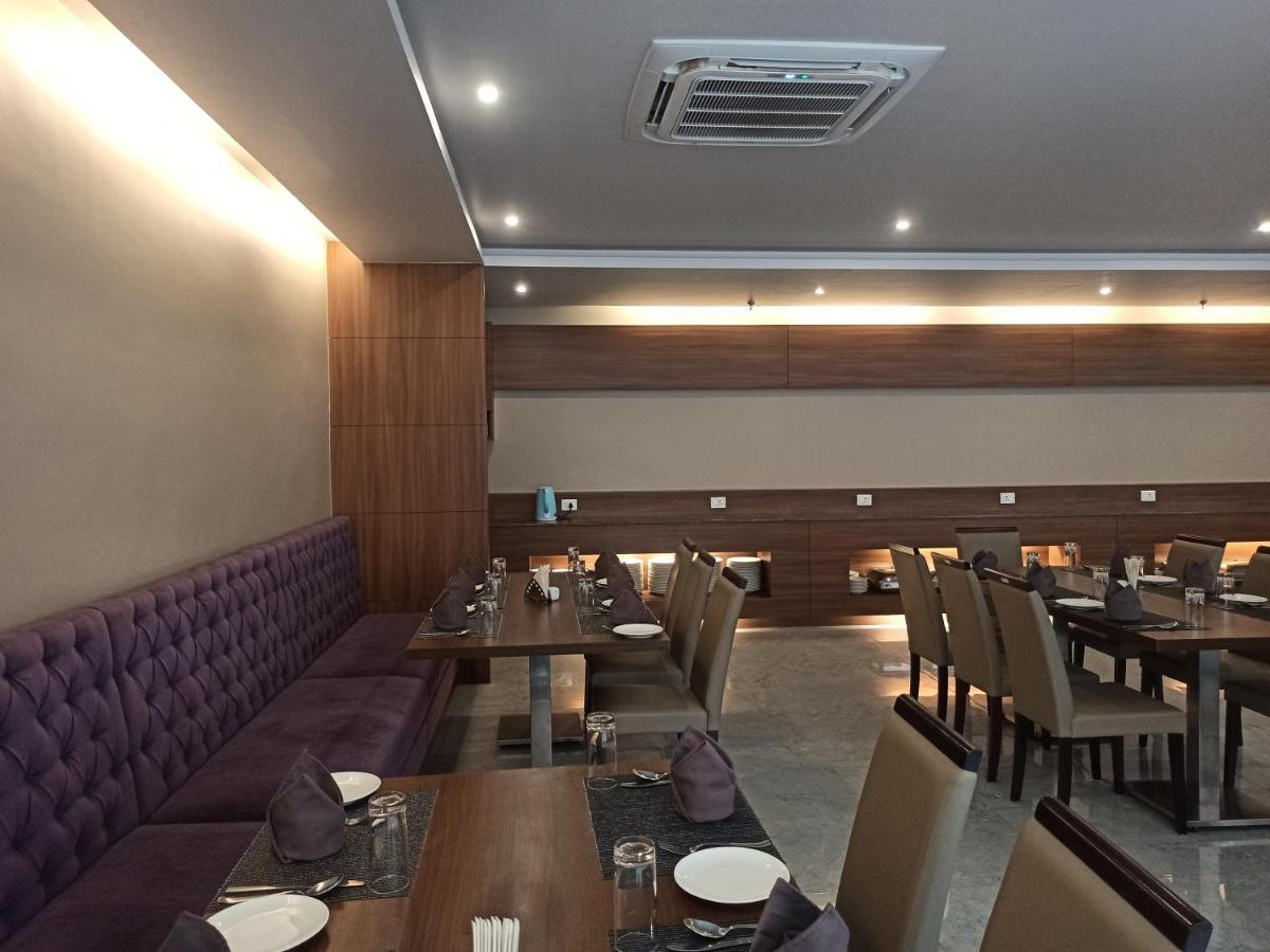 Hotel Tree Fern ดิบรูการ์ ภายนอก รูปภาพ