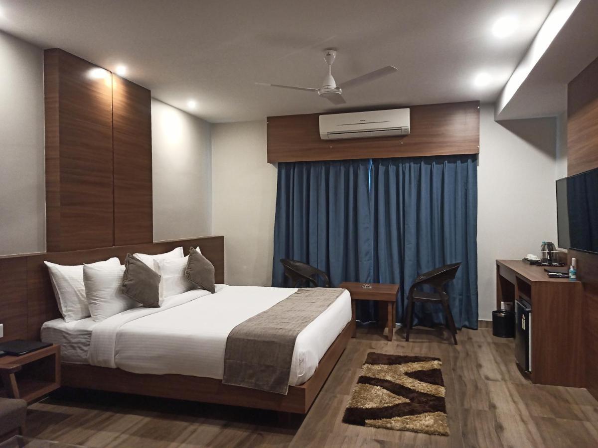 Hotel Tree Fern ดิบรูการ์ ภายนอก รูปภาพ