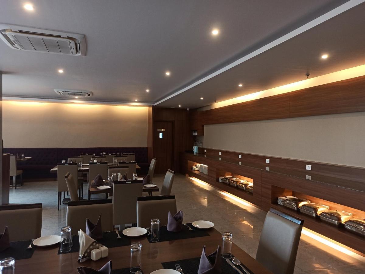 Hotel Tree Fern ดิบรูการ์ ภายนอก รูปภาพ