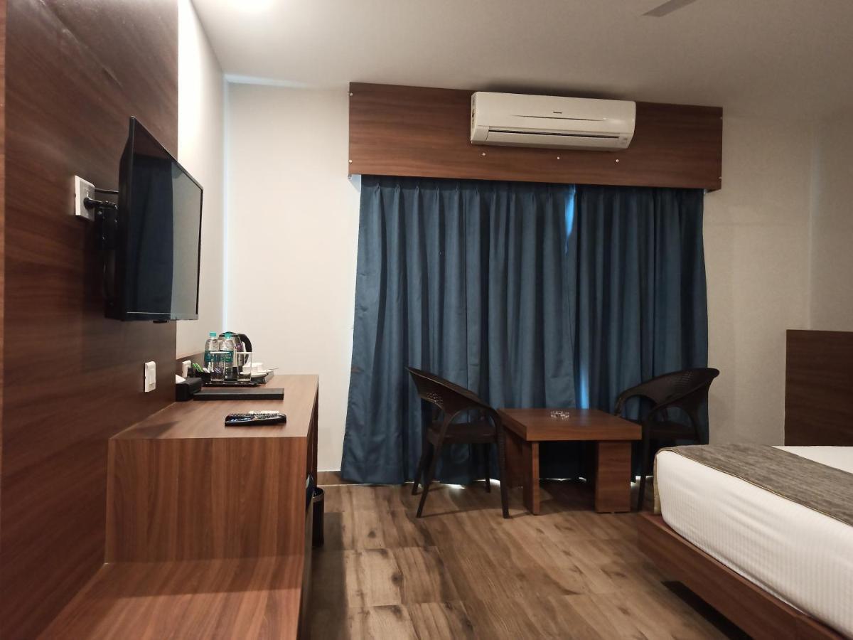 Hotel Tree Fern ดิบรูการ์ ภายนอก รูปภาพ