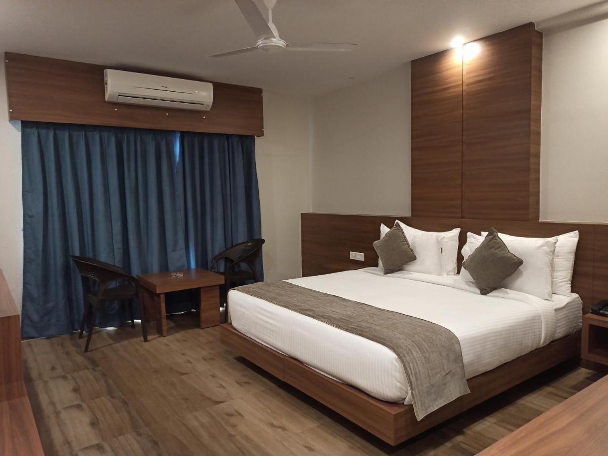 Hotel Tree Fern ดิบรูการ์ ภายนอก รูปภาพ