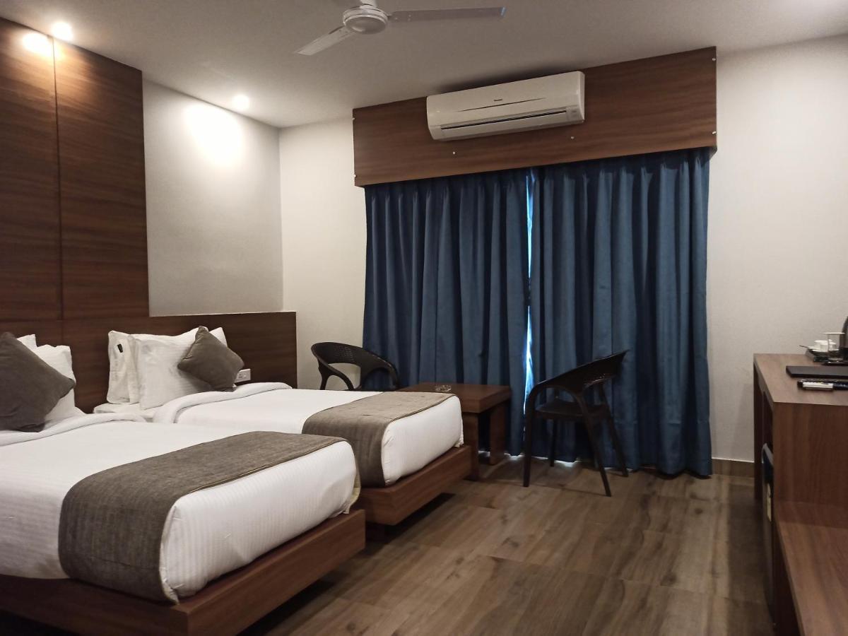 Hotel Tree Fern ดิบรูการ์ ภายนอก รูปภาพ
