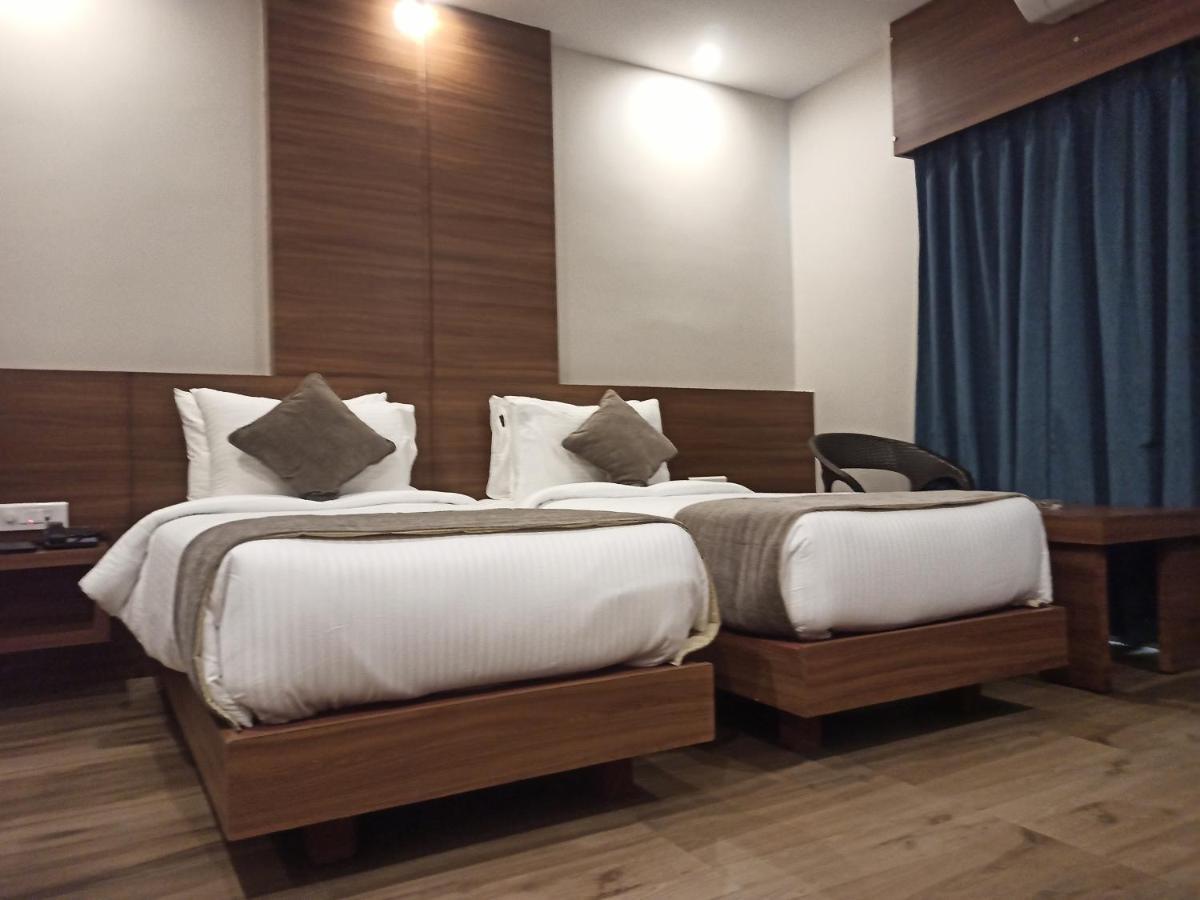 Hotel Tree Fern ดิบรูการ์ ภายนอก รูปภาพ