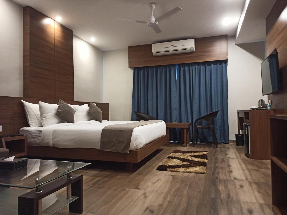Hotel Tree Fern ดิบรูการ์ ภายนอก รูปภาพ