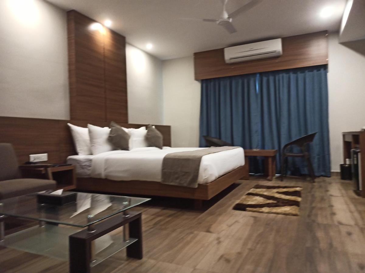 Hotel Tree Fern ดิบรูการ์ ภายนอก รูปภาพ