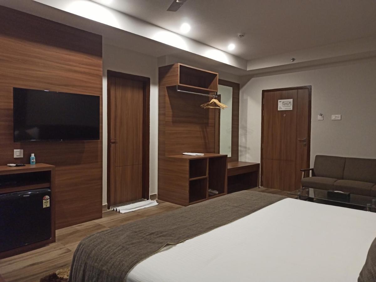 Hotel Tree Fern ดิบรูการ์ ภายนอก รูปภาพ
