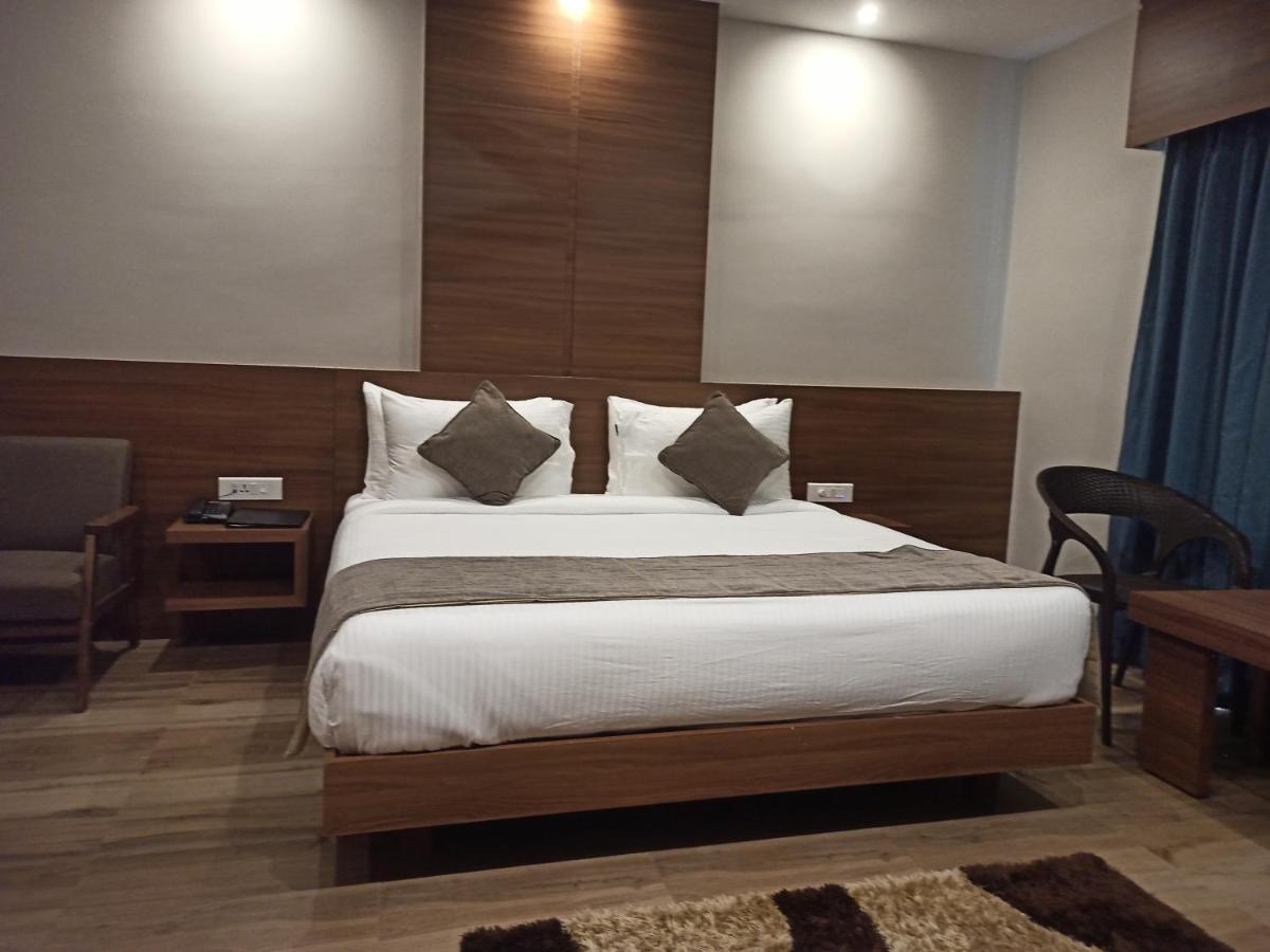 Hotel Tree Fern ดิบรูการ์ ภายนอก รูปภาพ