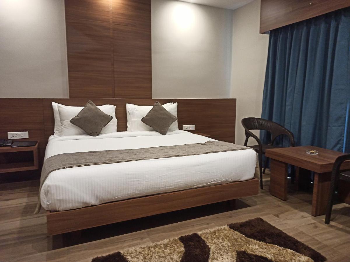 Hotel Tree Fern ดิบรูการ์ ภายนอก รูปภาพ