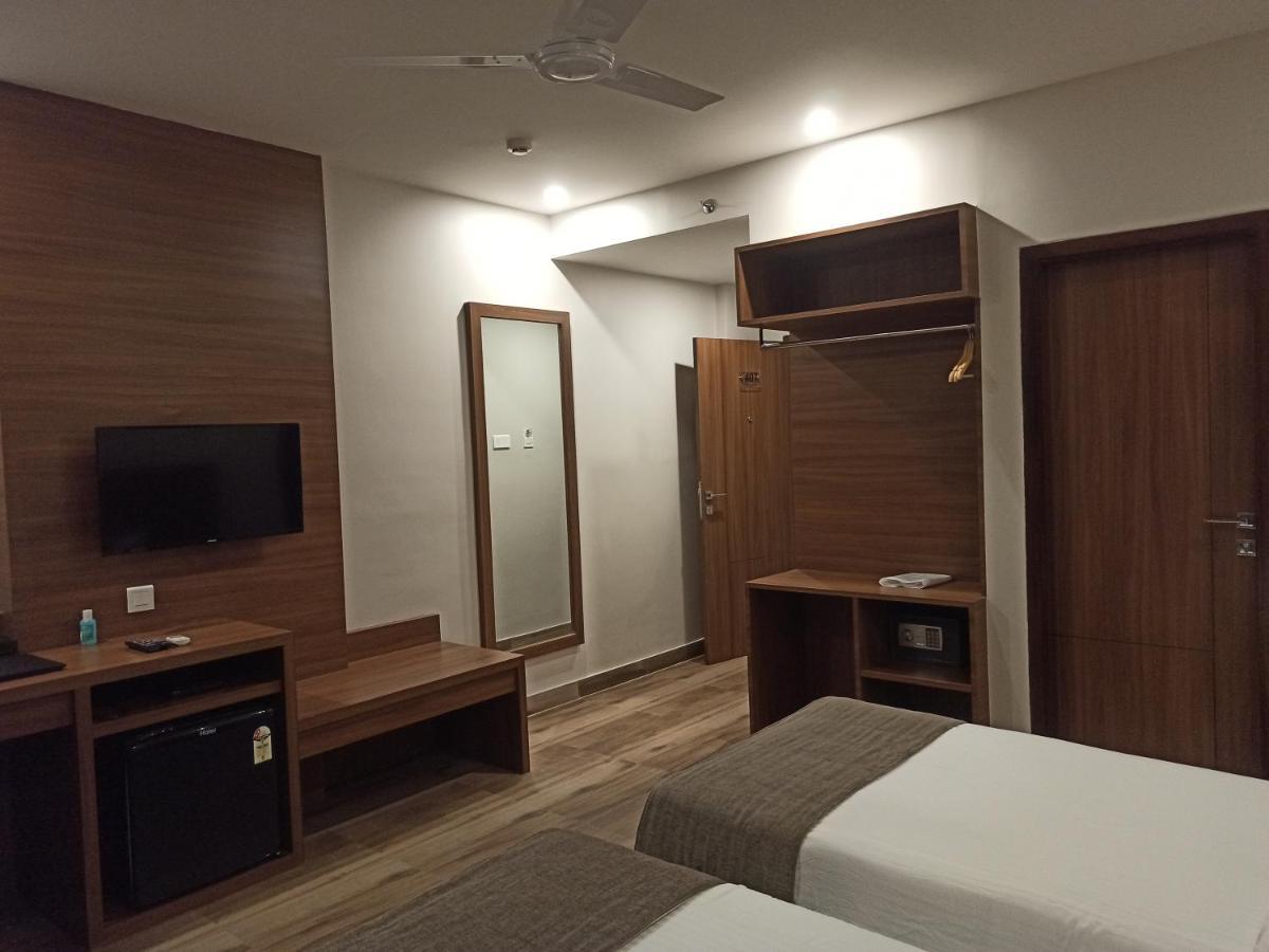 Hotel Tree Fern ดิบรูการ์ ภายนอก รูปภาพ