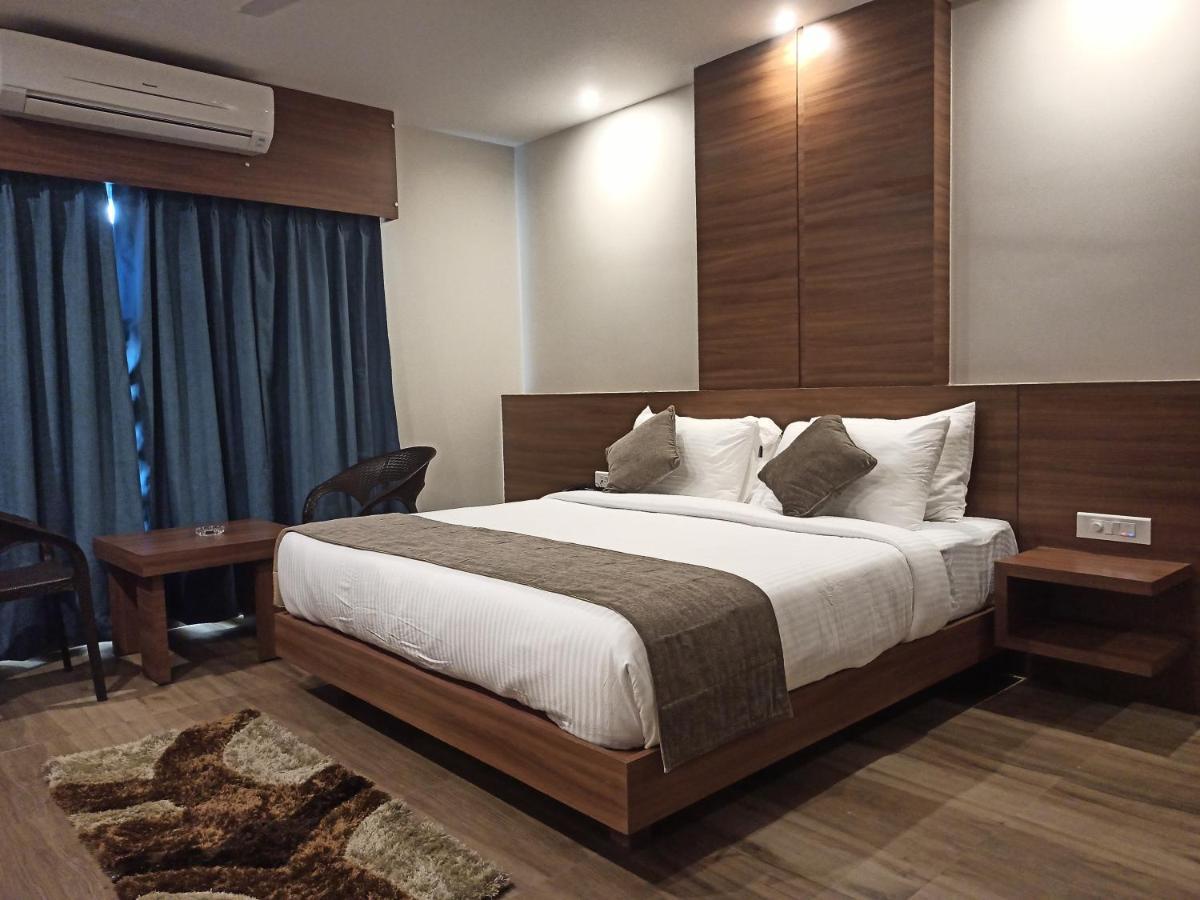 Hotel Tree Fern ดิบรูการ์ ภายนอก รูปภาพ