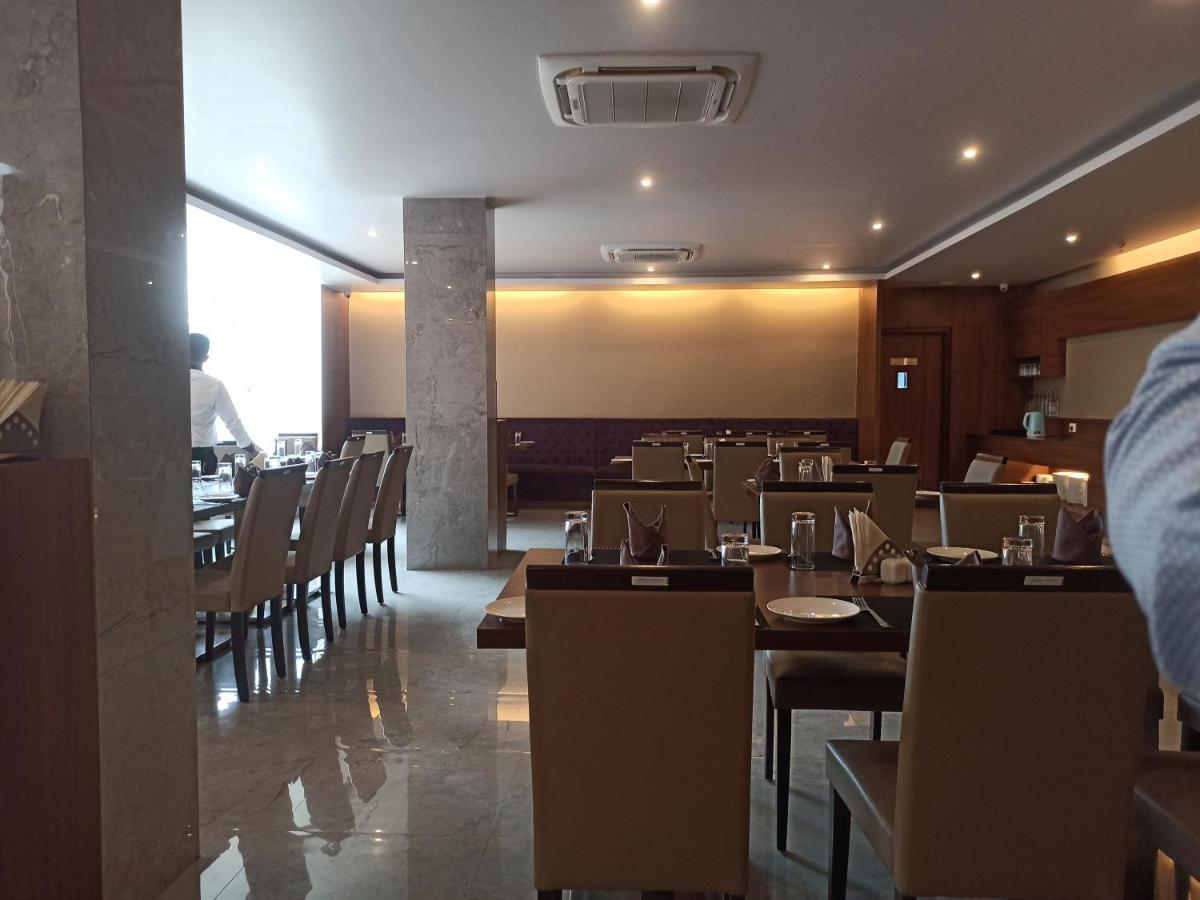 Hotel Tree Fern ดิบรูการ์ ภายนอก รูปภาพ