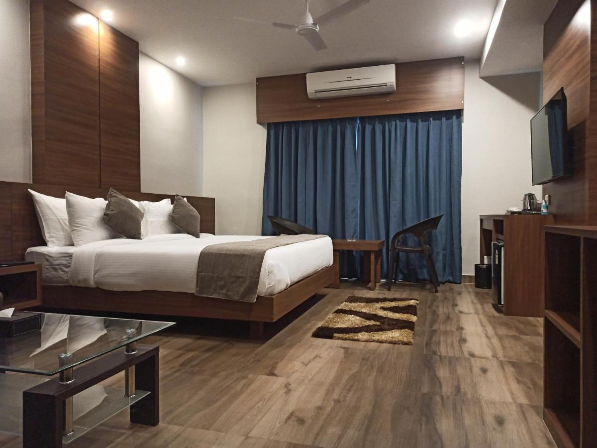Hotel Tree Fern ดิบรูการ์ ภายนอก รูปภาพ