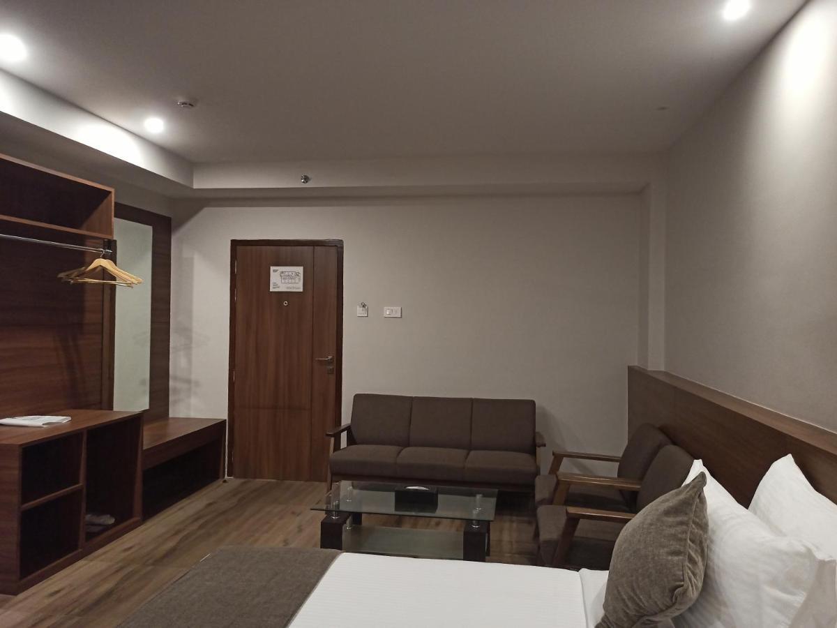 Hotel Tree Fern ดิบรูการ์ ภายนอก รูปภาพ