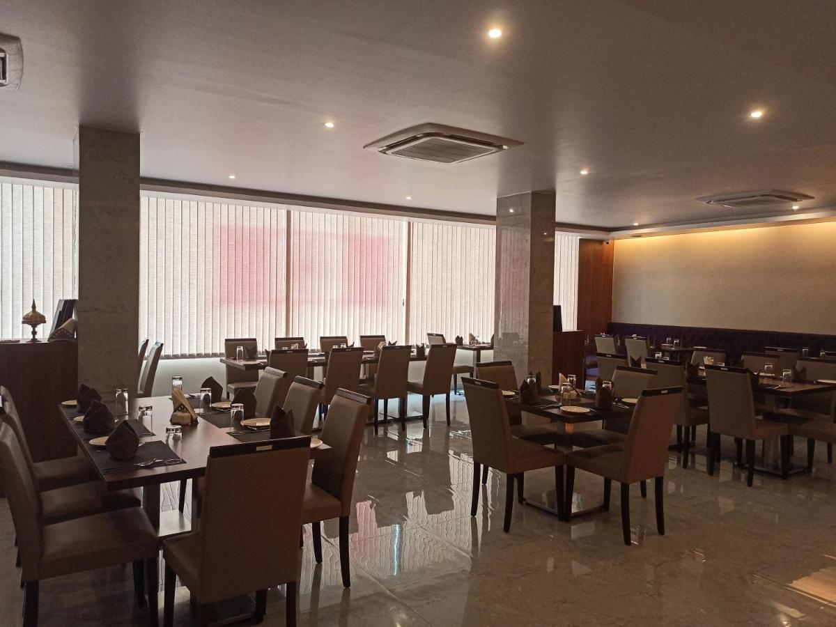 Hotel Tree Fern ดิบรูการ์ ภายนอก รูปภาพ