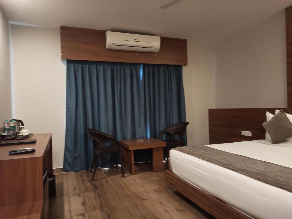 Hotel Tree Fern ดิบรูการ์ ภายนอก รูปภาพ