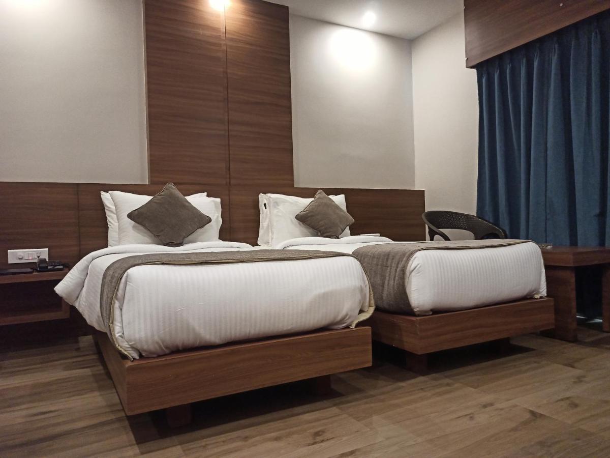 Hotel Tree Fern ดิบรูการ์ ภายนอก รูปภาพ