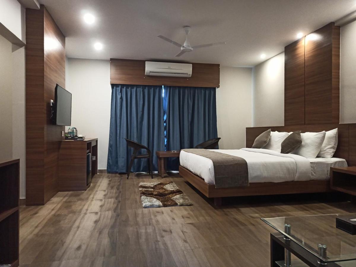 Hotel Tree Fern ดิบรูการ์ ภายนอก รูปภาพ