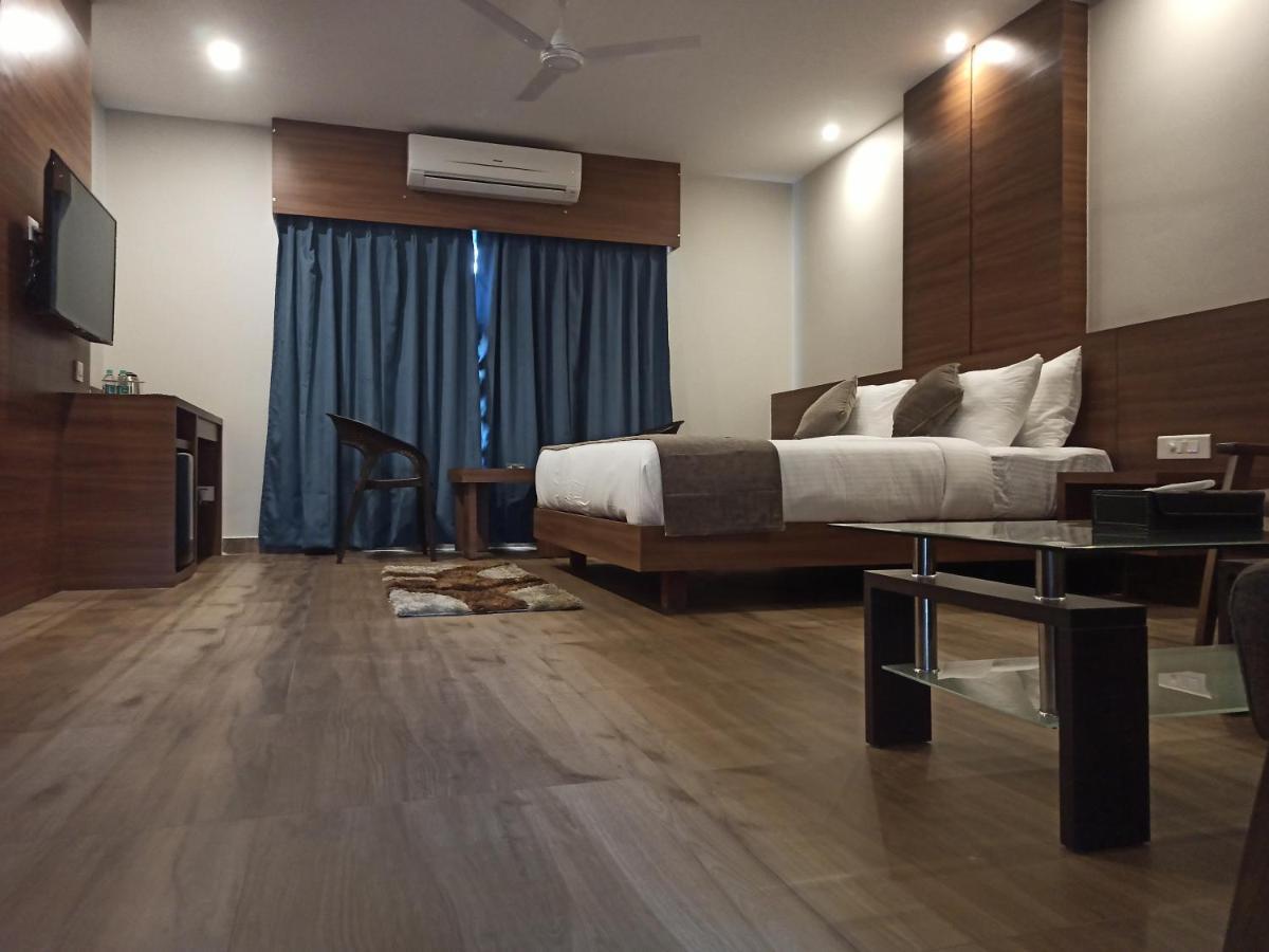 Hotel Tree Fern ดิบรูการ์ ภายนอก รูปภาพ