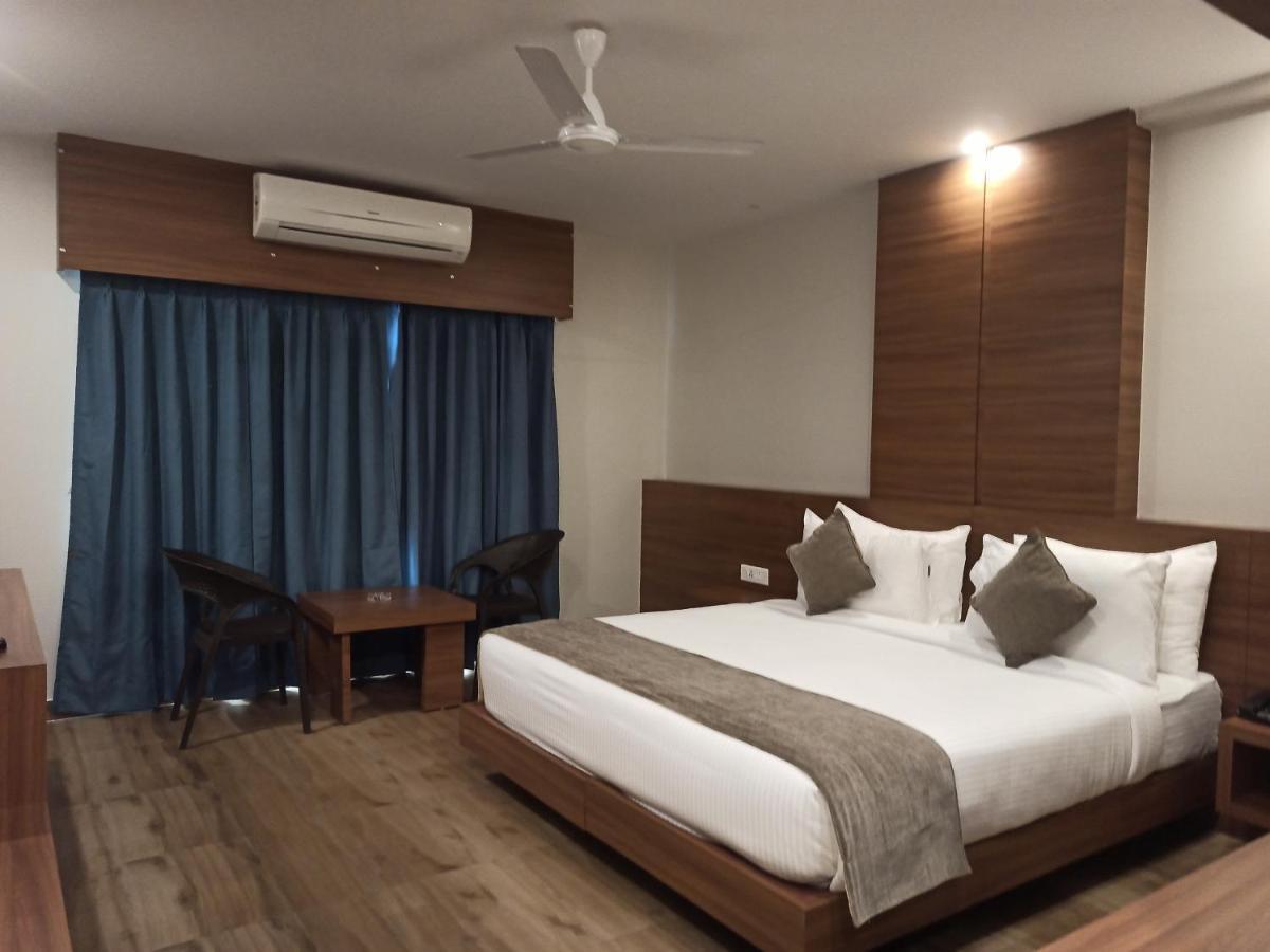 Hotel Tree Fern ดิบรูการ์ ภายนอก รูปภาพ