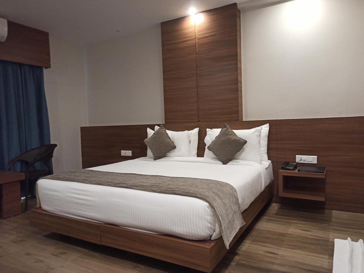Hotel Tree Fern ดิบรูการ์ ภายนอก รูปภาพ