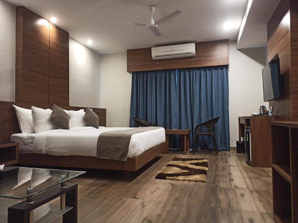 Hotel Tree Fern ดิบรูการ์ ภายนอก รูปภาพ