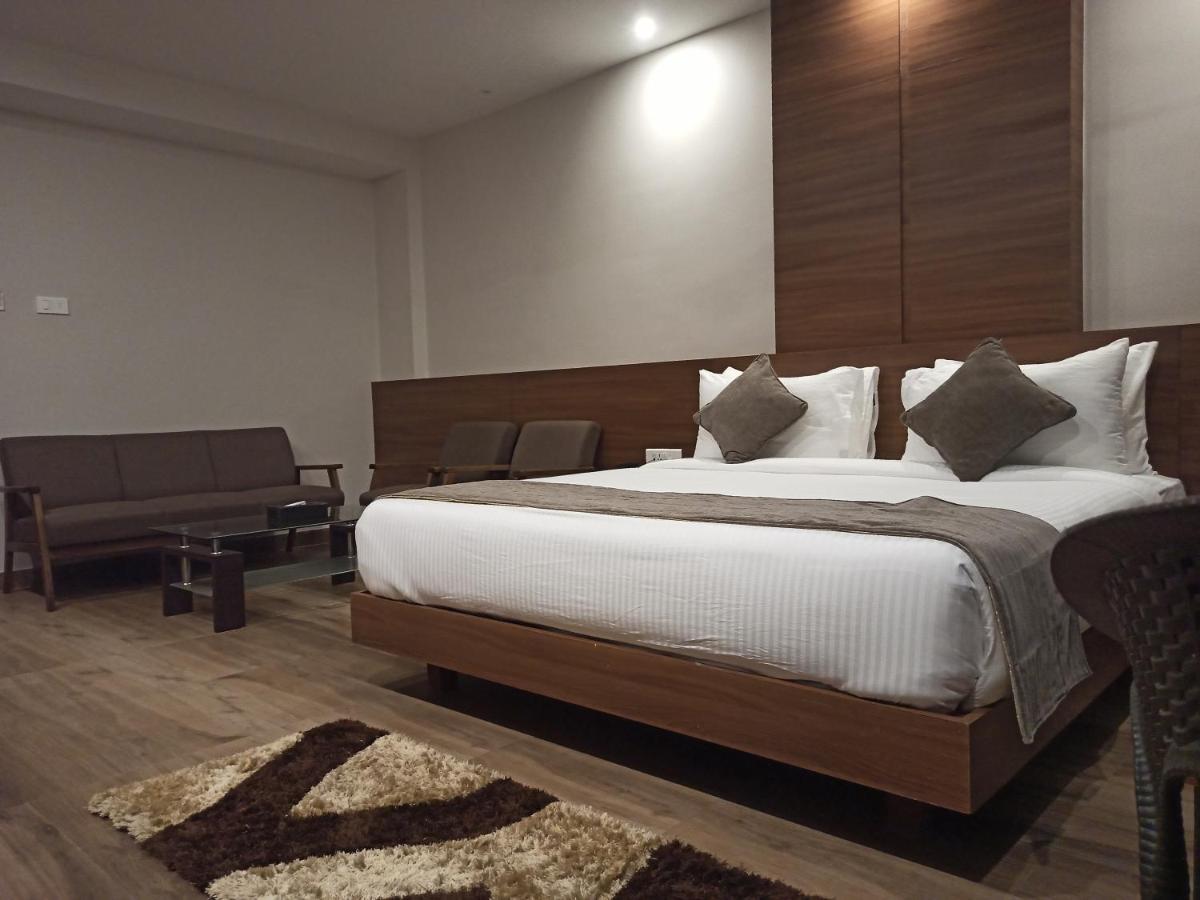 Hotel Tree Fern ดิบรูการ์ ภายนอก รูปภาพ