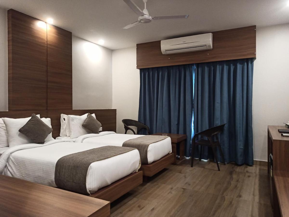 Hotel Tree Fern ดิบรูการ์ ภายนอก รูปภาพ