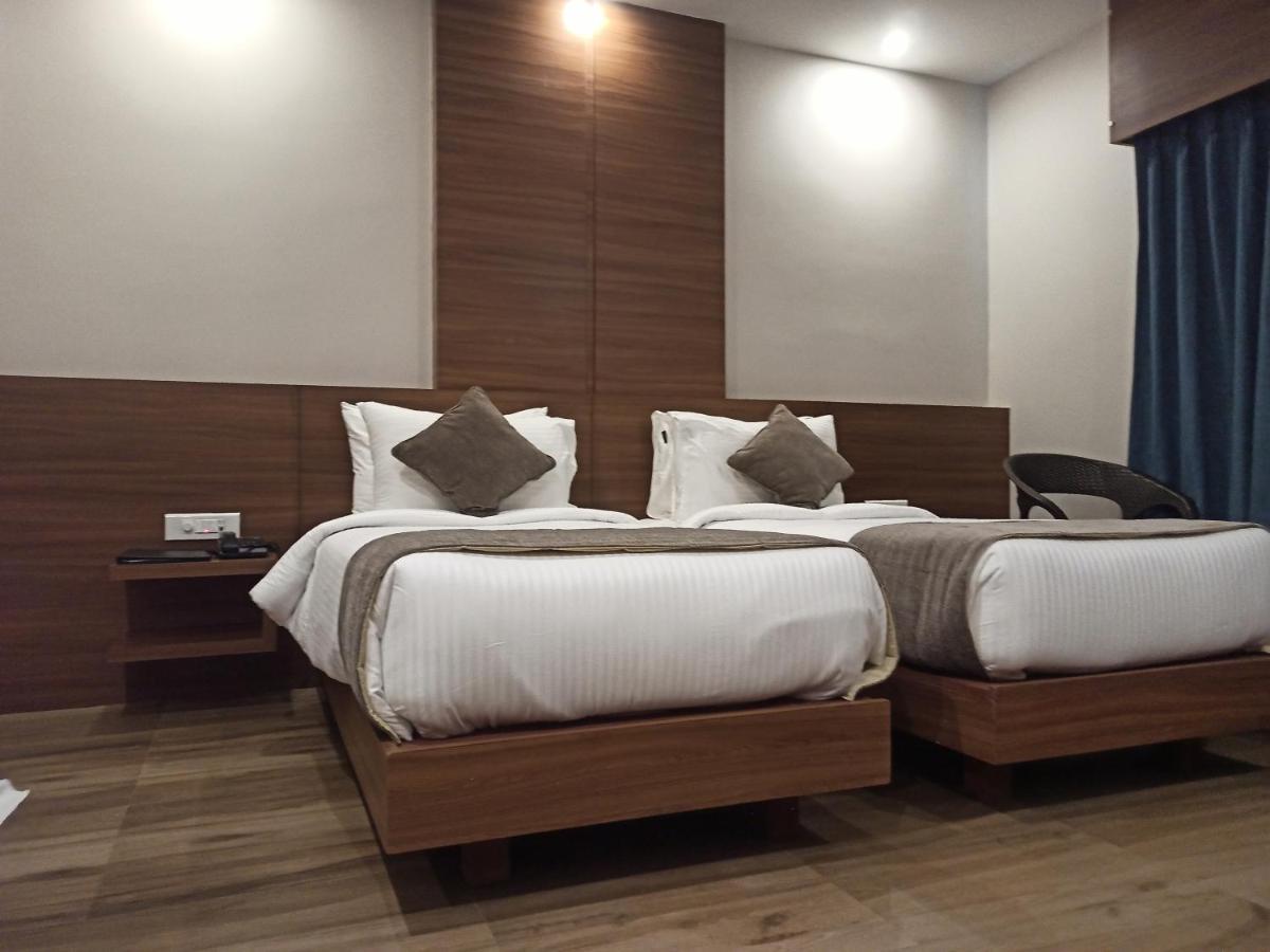 Hotel Tree Fern ดิบรูการ์ ภายนอก รูปภาพ