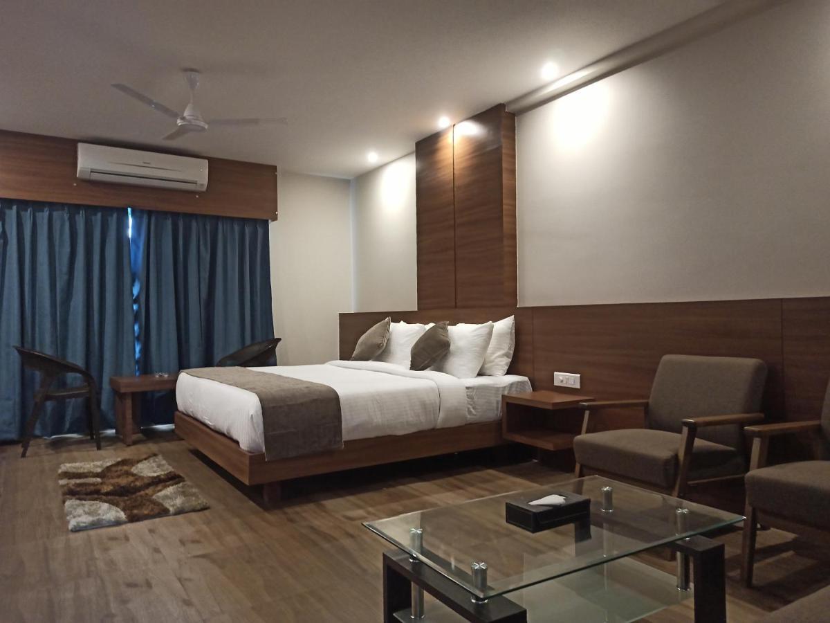 Hotel Tree Fern ดิบรูการ์ ภายนอก รูปภาพ