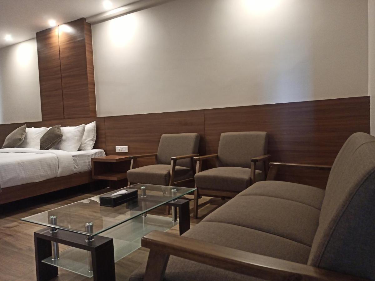 Hotel Tree Fern ดิบรูการ์ ภายนอก รูปภาพ