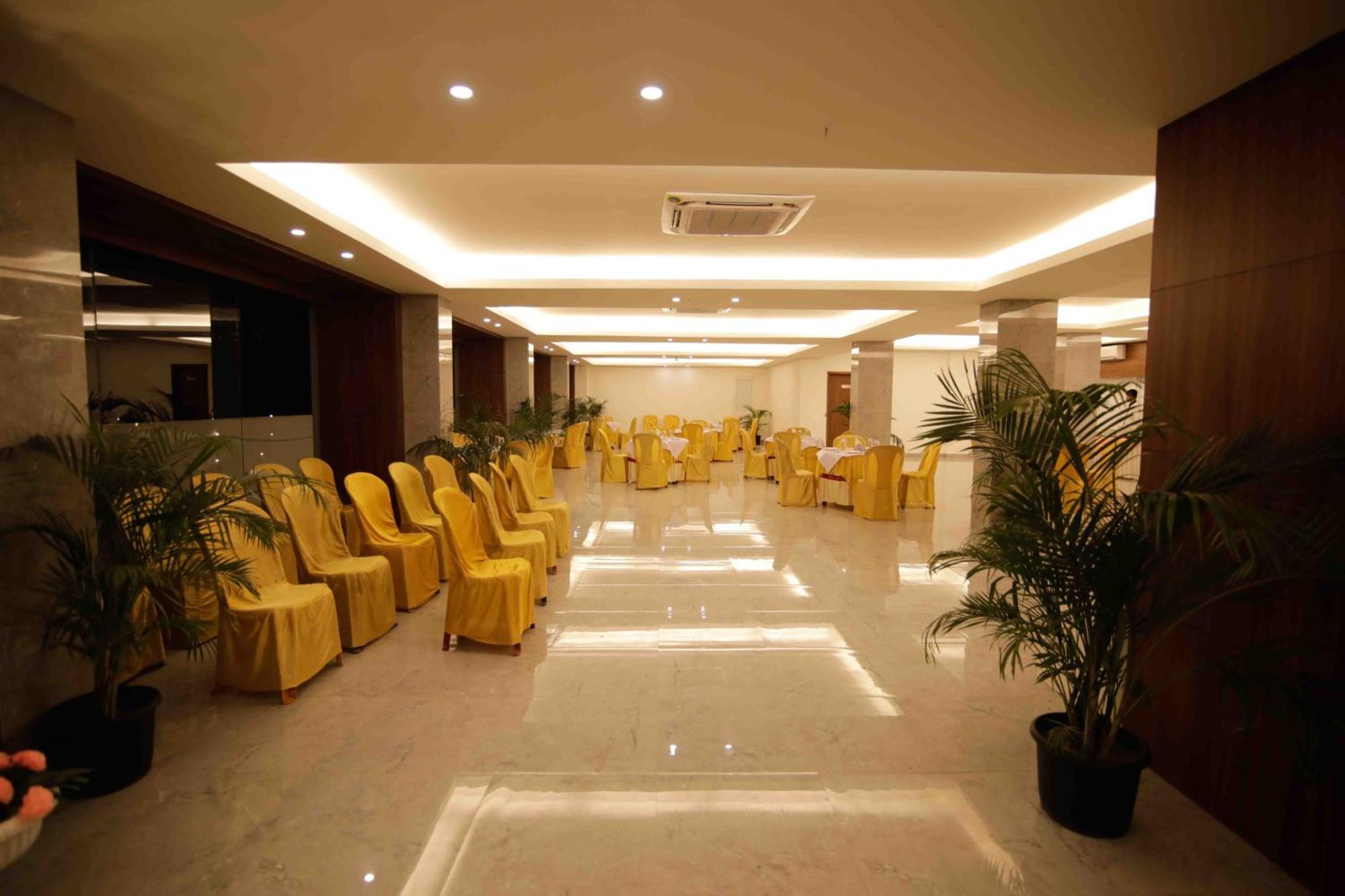 Hotel Tree Fern ดิบรูการ์ ภายนอก รูปภาพ